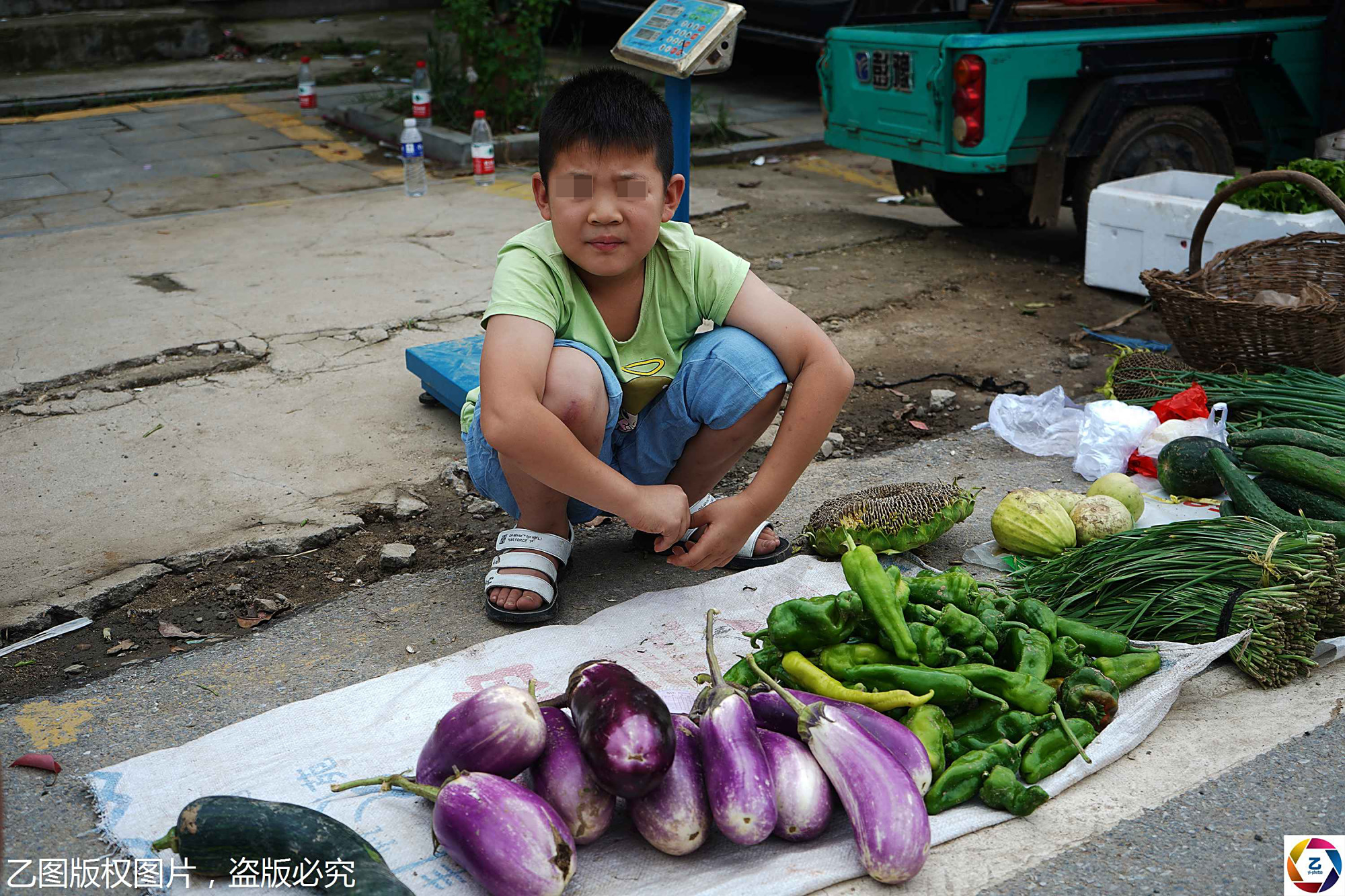 高温下8岁男童帮年迈姥姥卖菜,为姐姐凑医疗费,吆喝声让人心疼