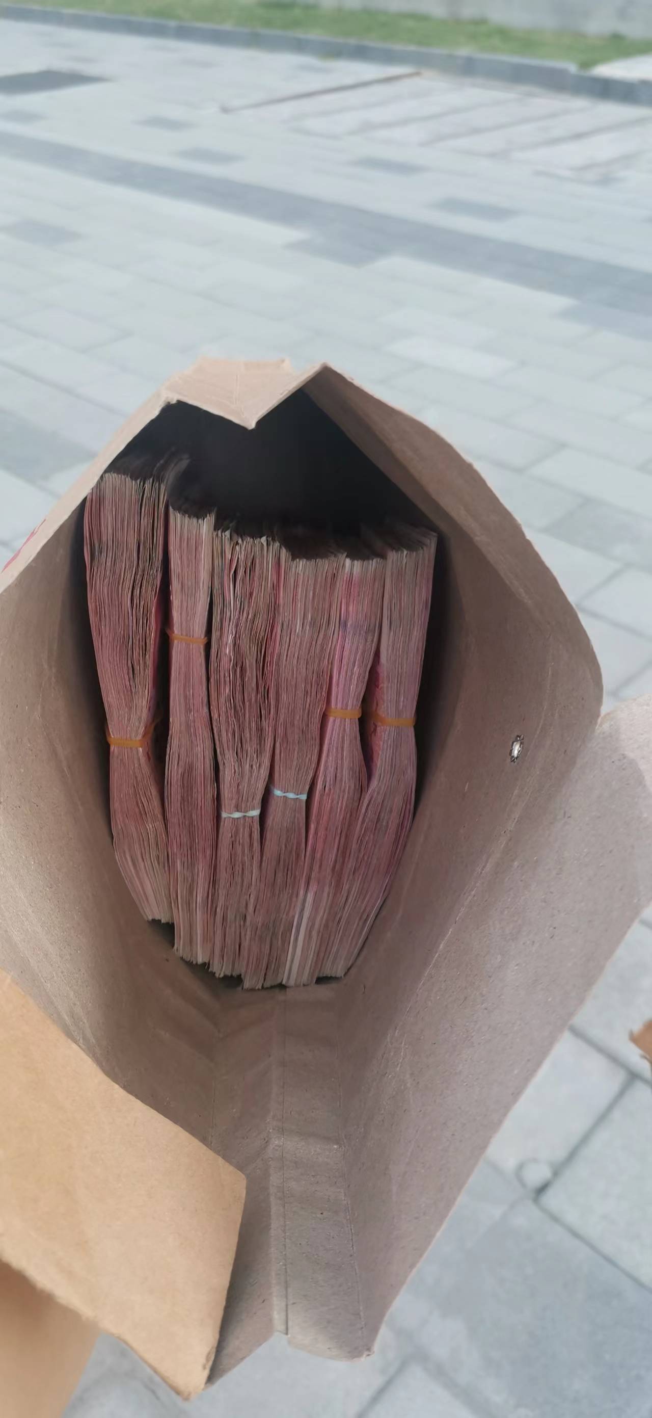 车篓里捡钱10万,硚口环卫曾小珍的第一反应:赶紧还给别人