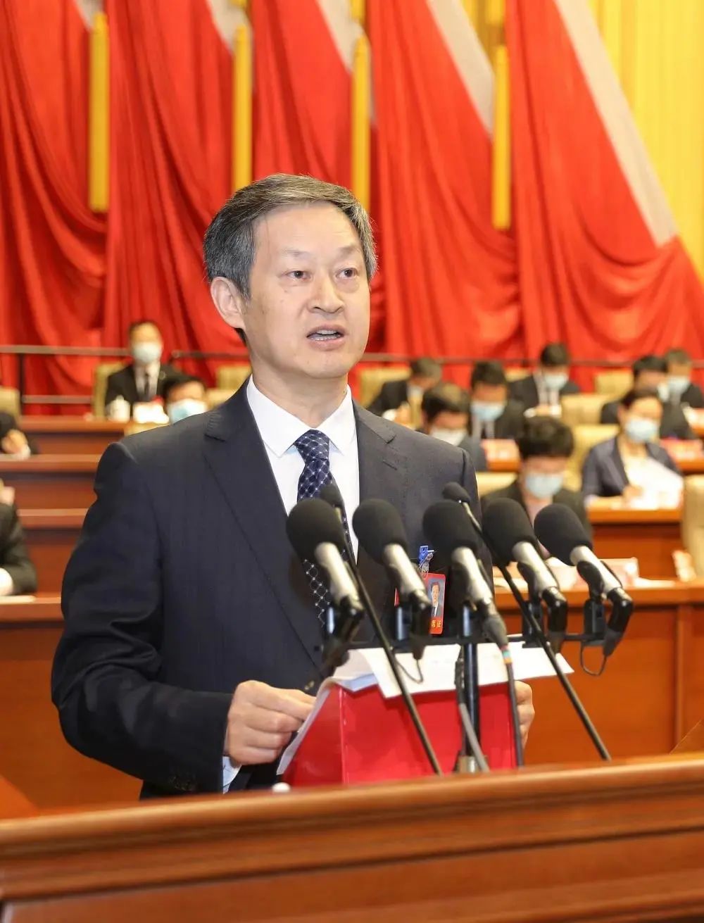 吴晓华作政府工作报告  王金刚主持