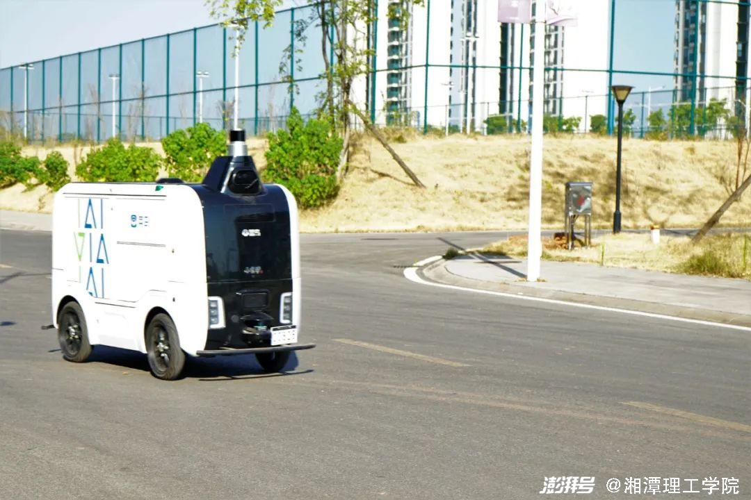 "小蛮驴"驾到,"机器人"喊你收快递