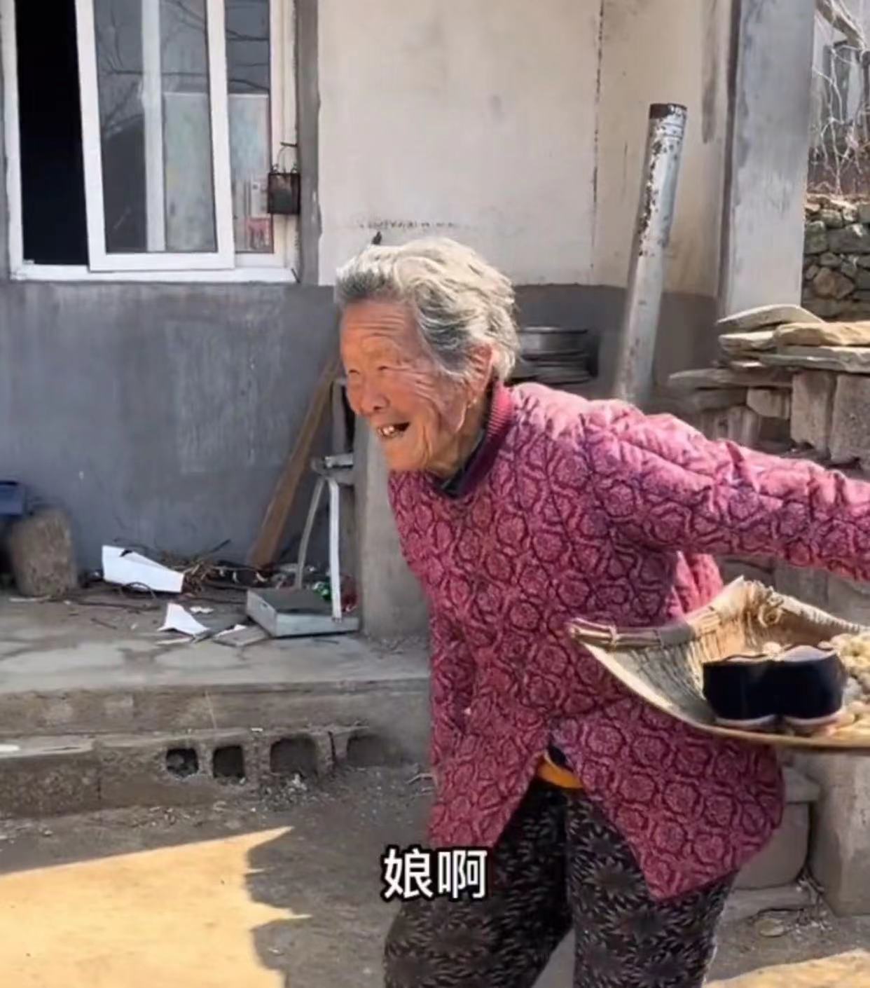 85歲的女兒給媽媽送鞋,一聲娘喊哭無數人,知情者:她106歲了