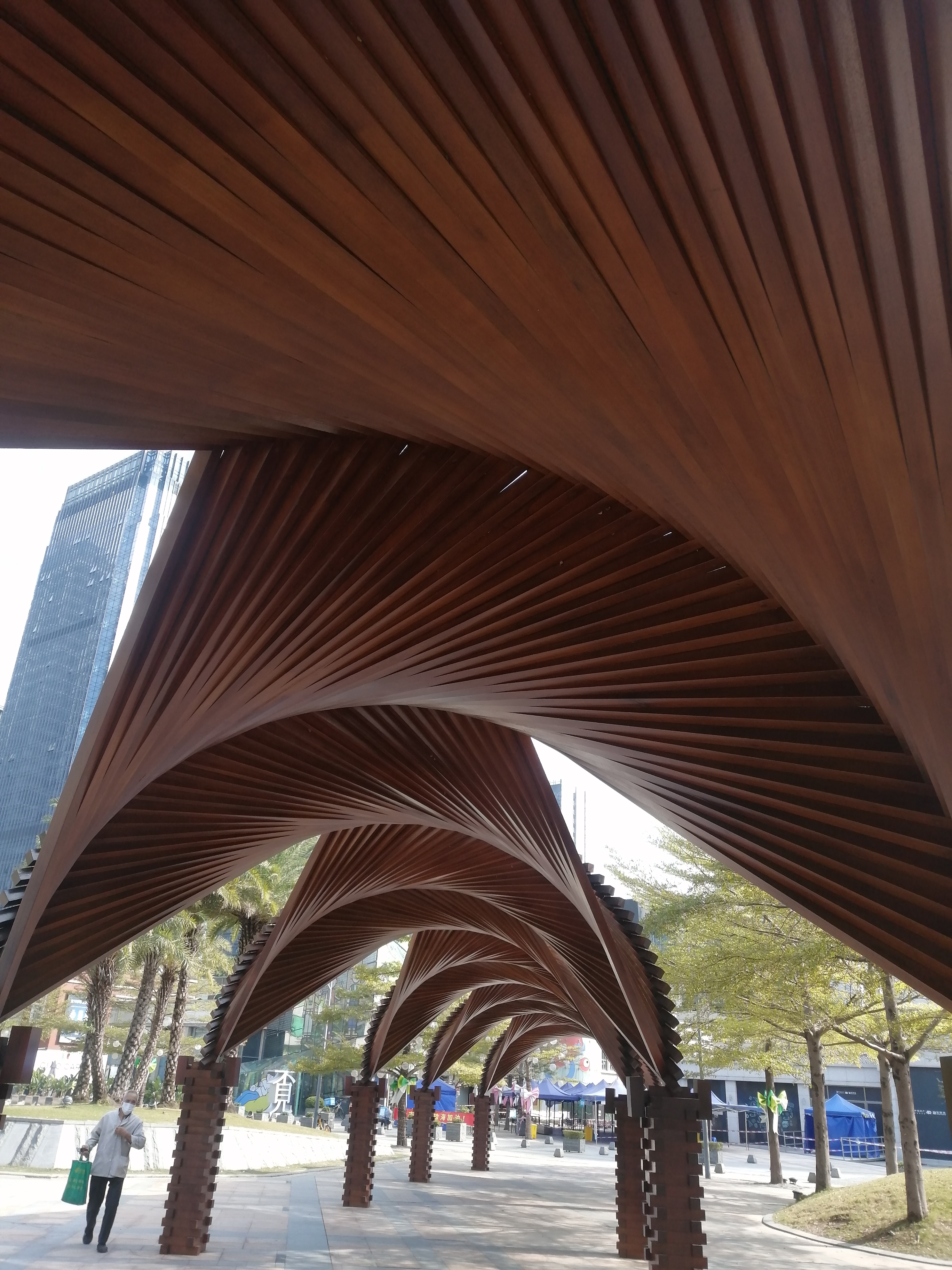 社区里的木质风雨廊