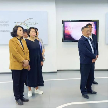 威海市卫生健康委员会副主任王建伟及其他工作人员走进山东药品食品