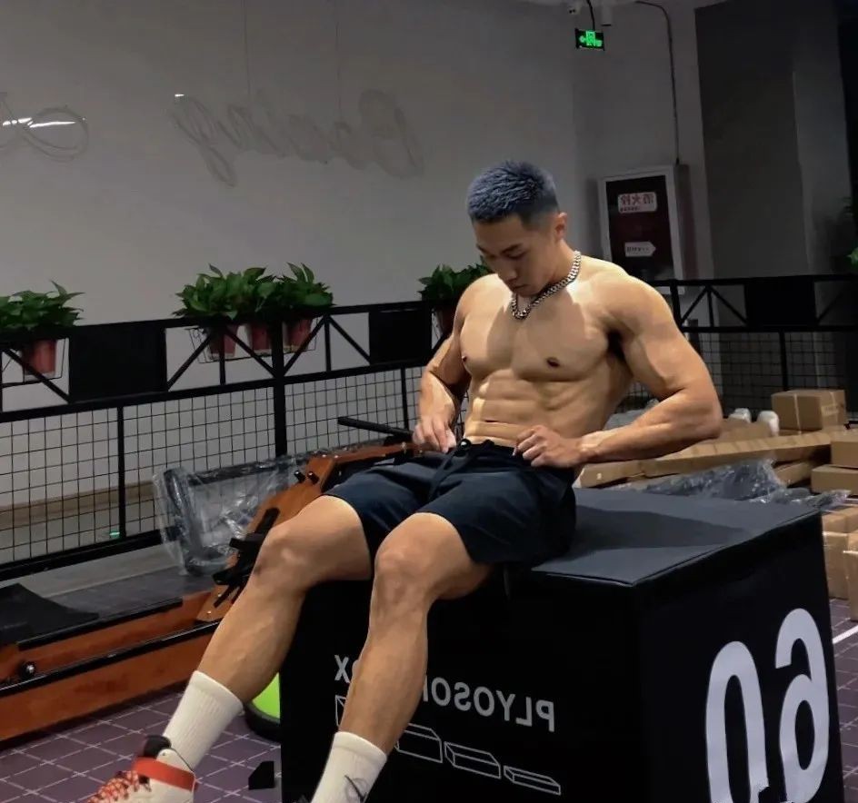 一身腱子肉的足球运动员,身材很结实哦