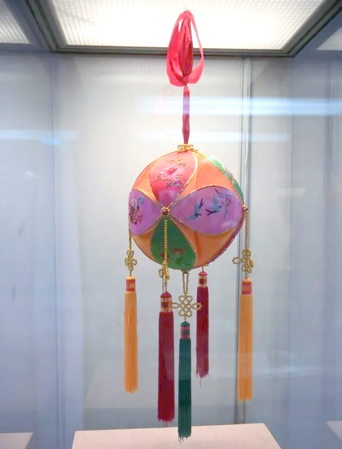 广西绣球,被誉为"堆绣绣球",是壮族老艺人运用古老的"堆绣"工艺精心