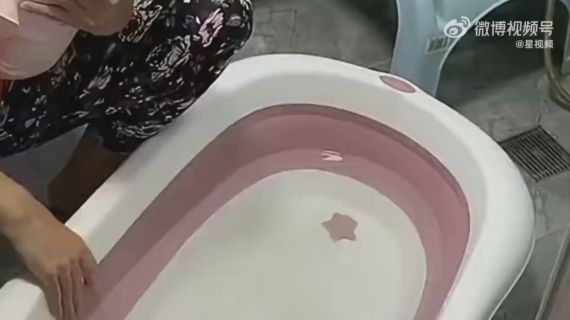 妈妈洗澡时发生意外