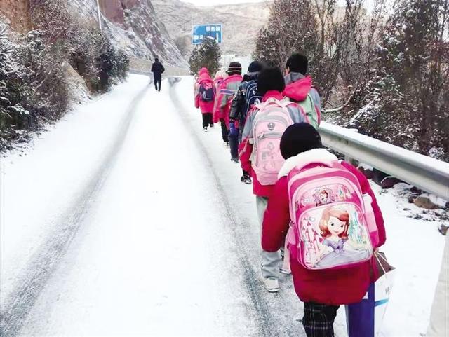 社会传真 大雪后 他们守护孩子的求学之路