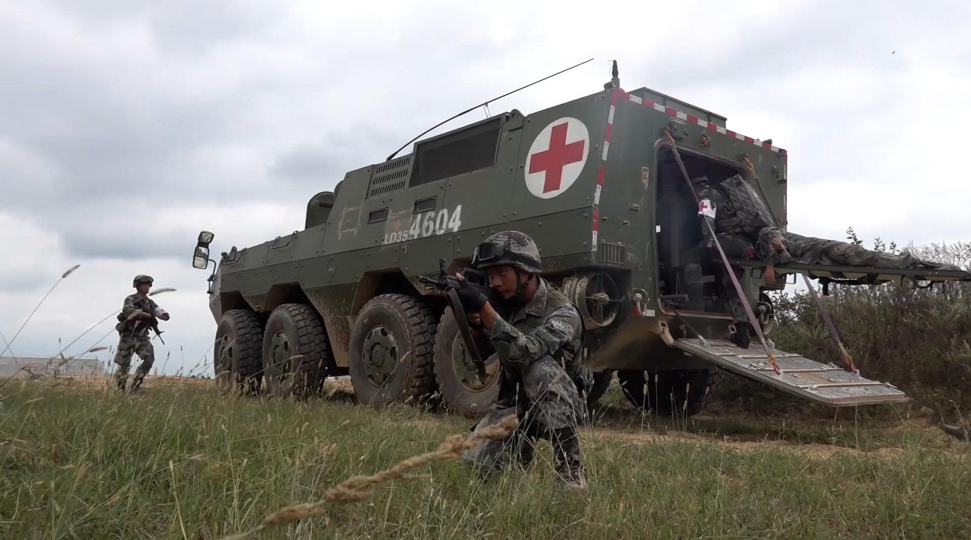 抢"白金十分钟"!我军两栖装甲救护车战场救援演练