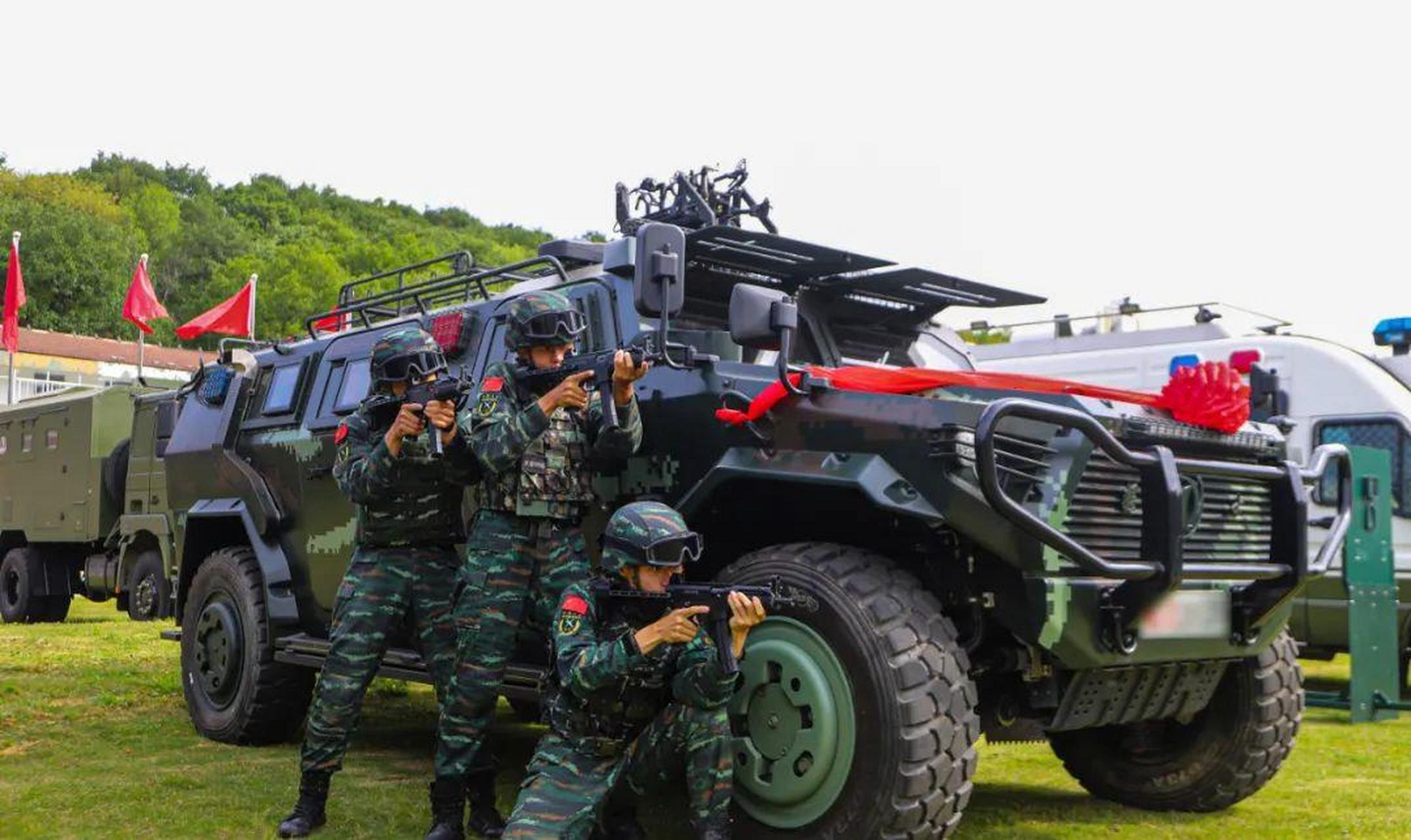 江苏武警镇江支队隆重举行授装仪式,接装的武器装备有新冲和猛士突击