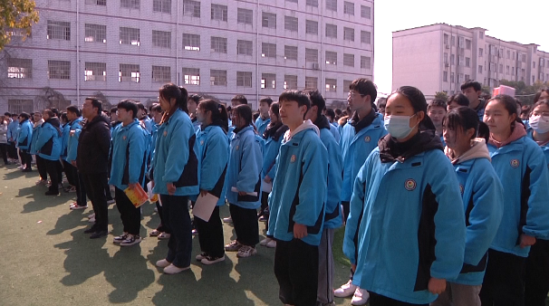 明港镇第一初级中学举行新学期奖优表模暨法制安全教育会