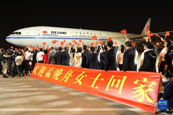 9月25日晚,在党和人民亲切关怀和坚定支持下,孟晚舟在结束被加拿大方面近3年的非法拘押后,乘坐中国政府包机抵达深圳宝安国际机场,顺利回到祖国。新华社记者 金立旺 摄