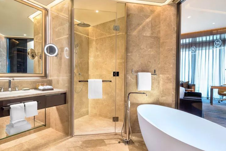 旅游去酒店住宿,卫生间用的都是透明玻璃,却深受年轻人喜欢