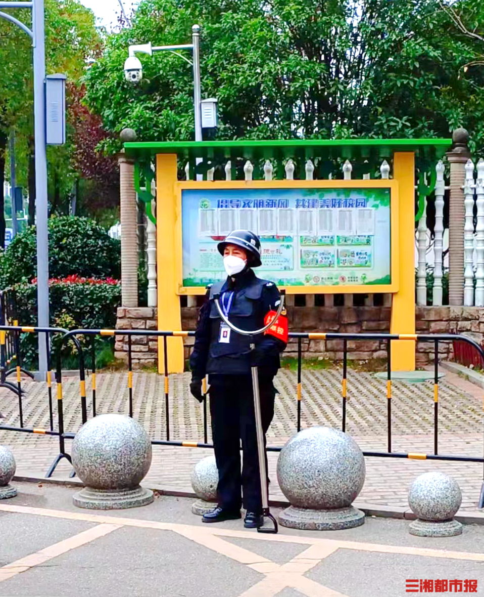 保安大姐上班护学站岗,下班穿着旗袍去"追梦"