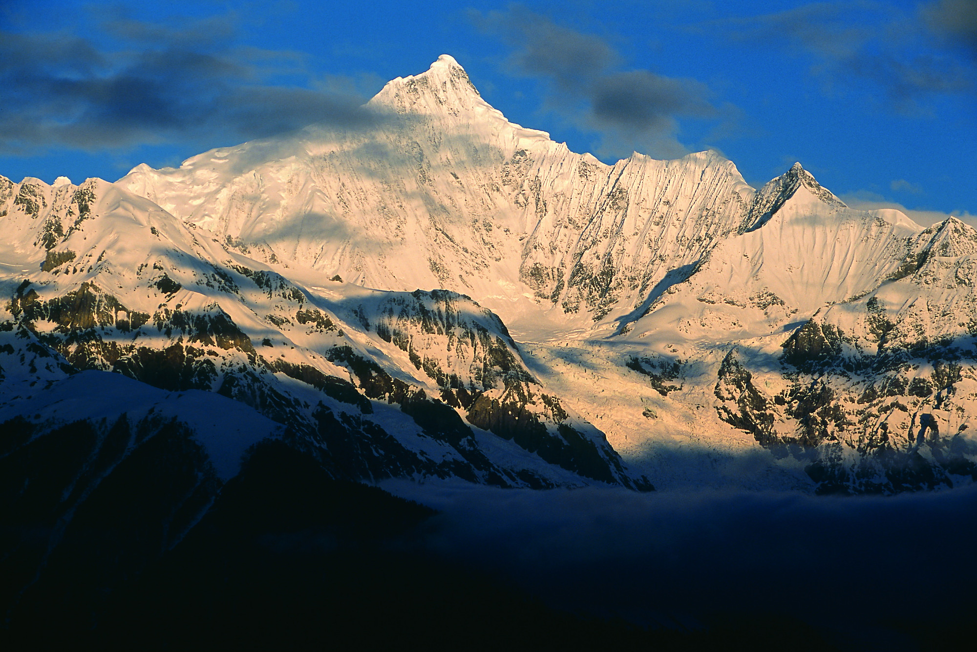 是"卡瓦格博"还是"梅里"?一座雪山的山难,传说与开发