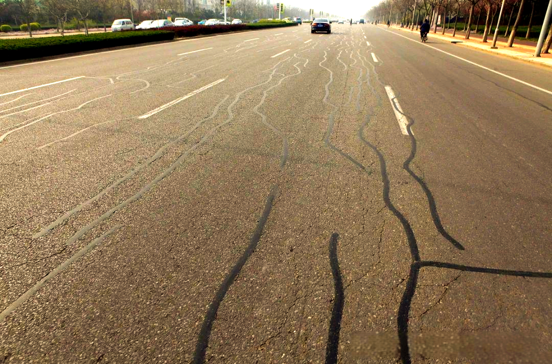 混凝土路面裂缝修复方法与预防措施详解
