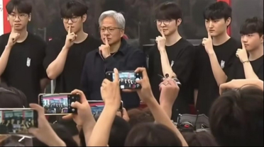 黄仁勋落地韩国直奔T1网吧！和粉丝互开玩笑：想要新显卡记得给我掏钱