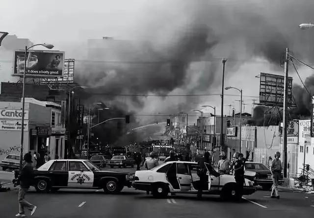 引发洛杉矶暴动的罗德尼金事件:一警棍一百万美元,赔得起你就打