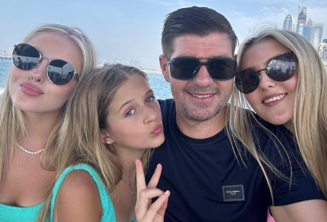 杰拉德二女儿满17岁!近照太美了,三千金都长大了,全是高颜值