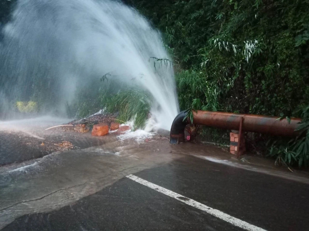 雅安一货车撞爆水管致周边用户停水