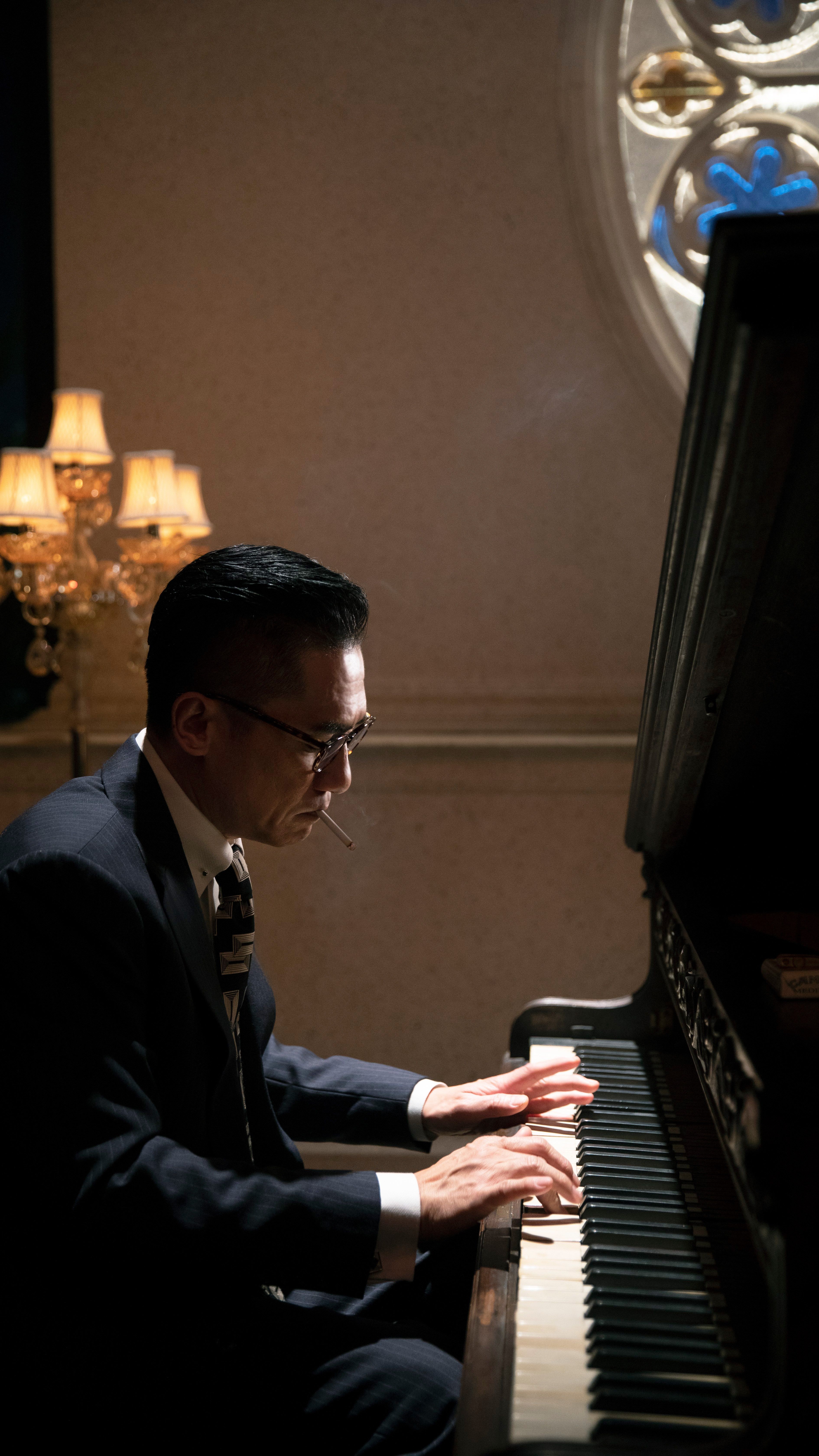 史诗巨作《风再起时》梁朝伟挑战不可能的任务 苦练钢琴三个月 一天弹