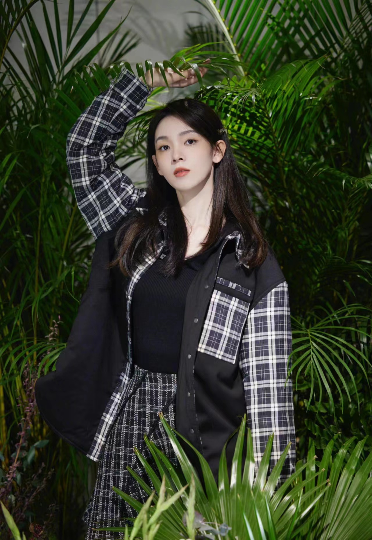 陈瑶真是一个气质小仙女,格子套装搭长筒靴,甜酷又时髦!