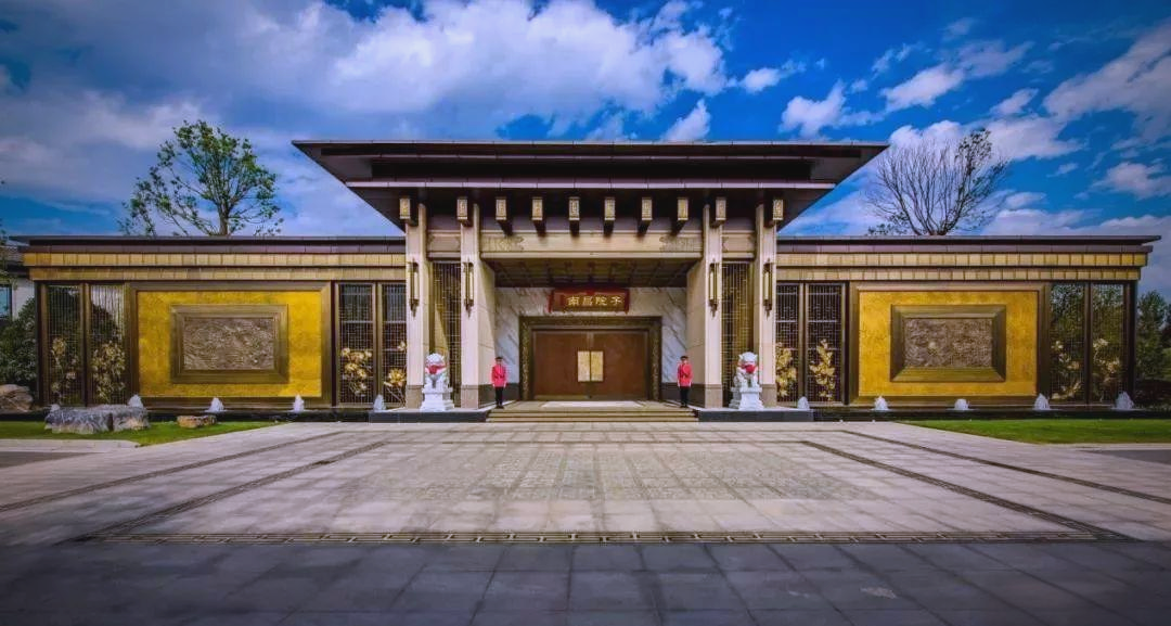 坐落于千年岭南文化的核心地带,紧邻佛山新城繁华中心,泰禾佛山院子