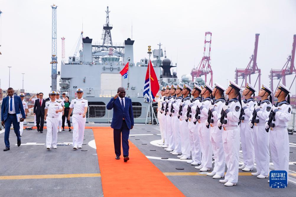 中国海军第43批护航编队抵达刚果(布)进行友好访问