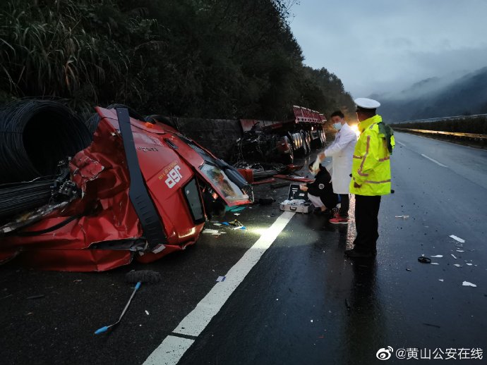 黄浮高速上司机行车时睡着货车冲撞山体 致车头车身分离