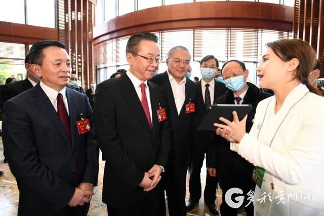 卢雍政何力任湘生看望参加省两会报道的新闻工作者