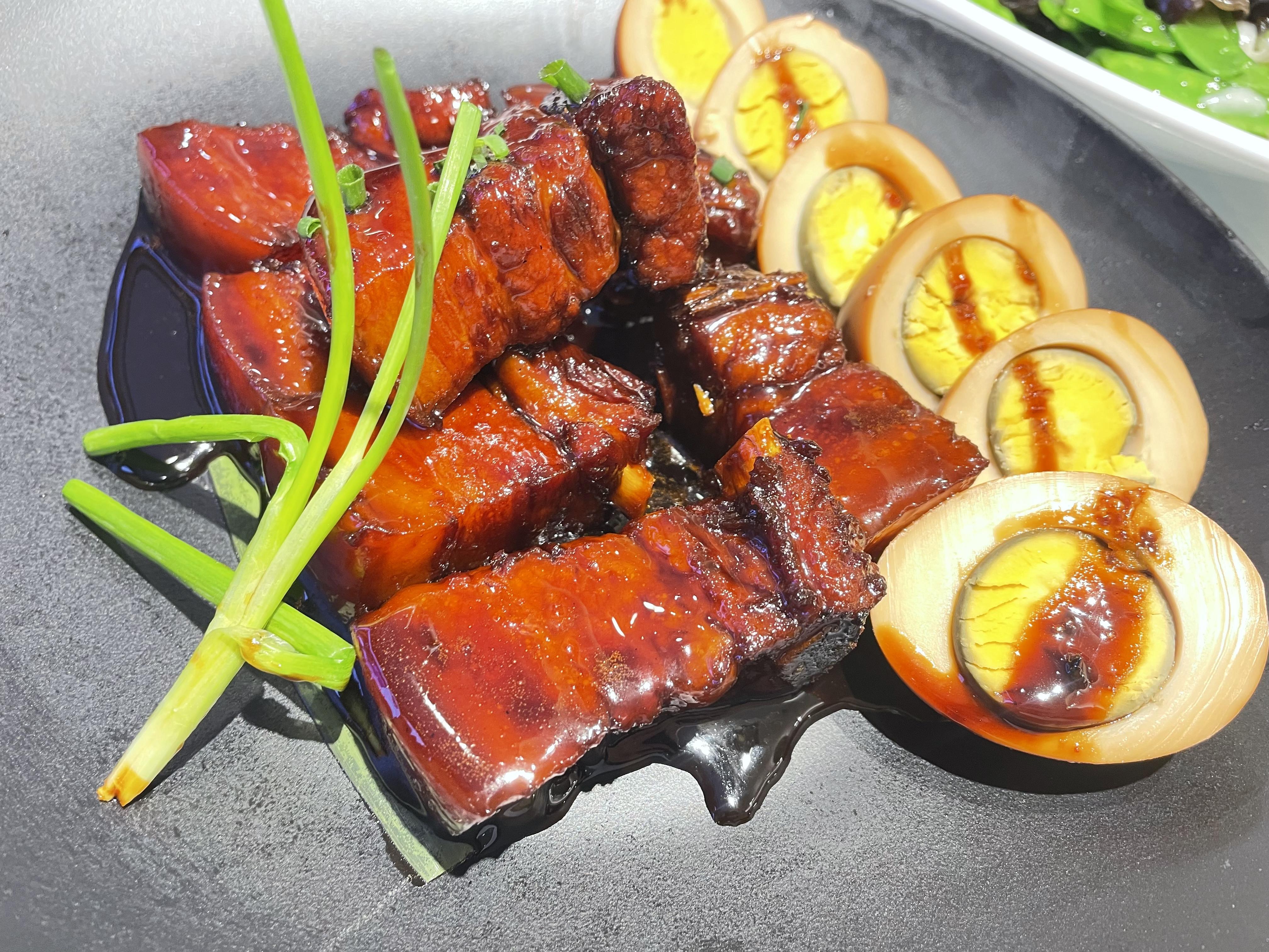 本帮菜饭店迎接节日热潮,市民盛赞美食饱口福