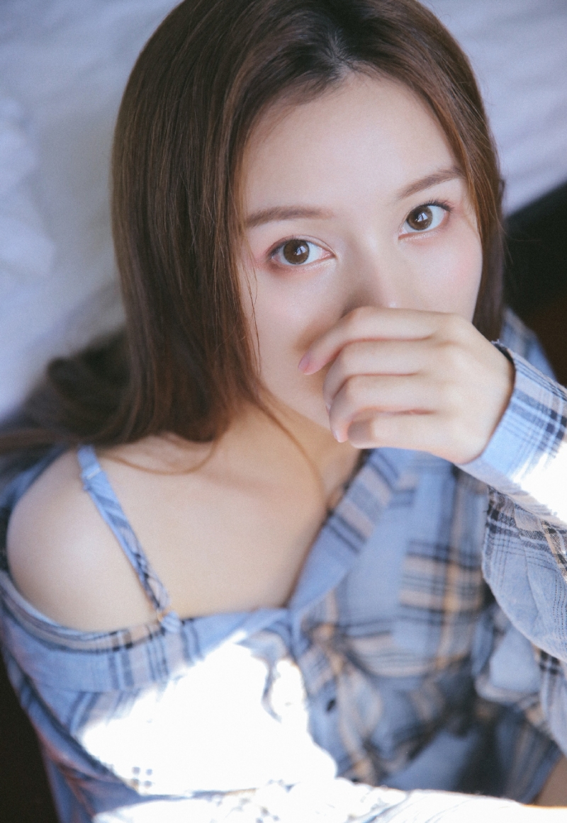 人像摄影:阳光下小露香肩的清纯女孩