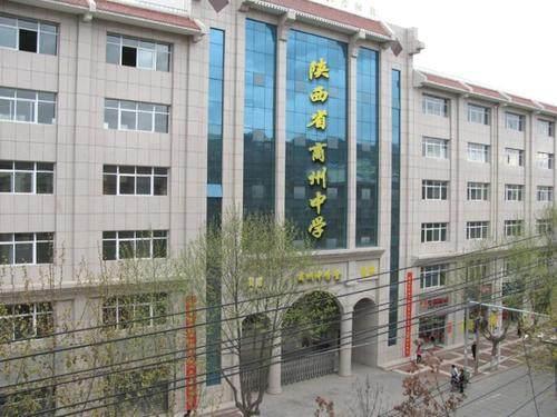 商州区中学一初二女生在学校被撞掉门牙,校方:同学玩耍意外所致