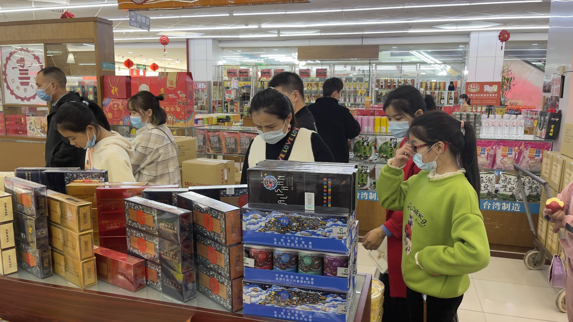 厦门:大嶝小镇年味浓 台湾商品受欢迎