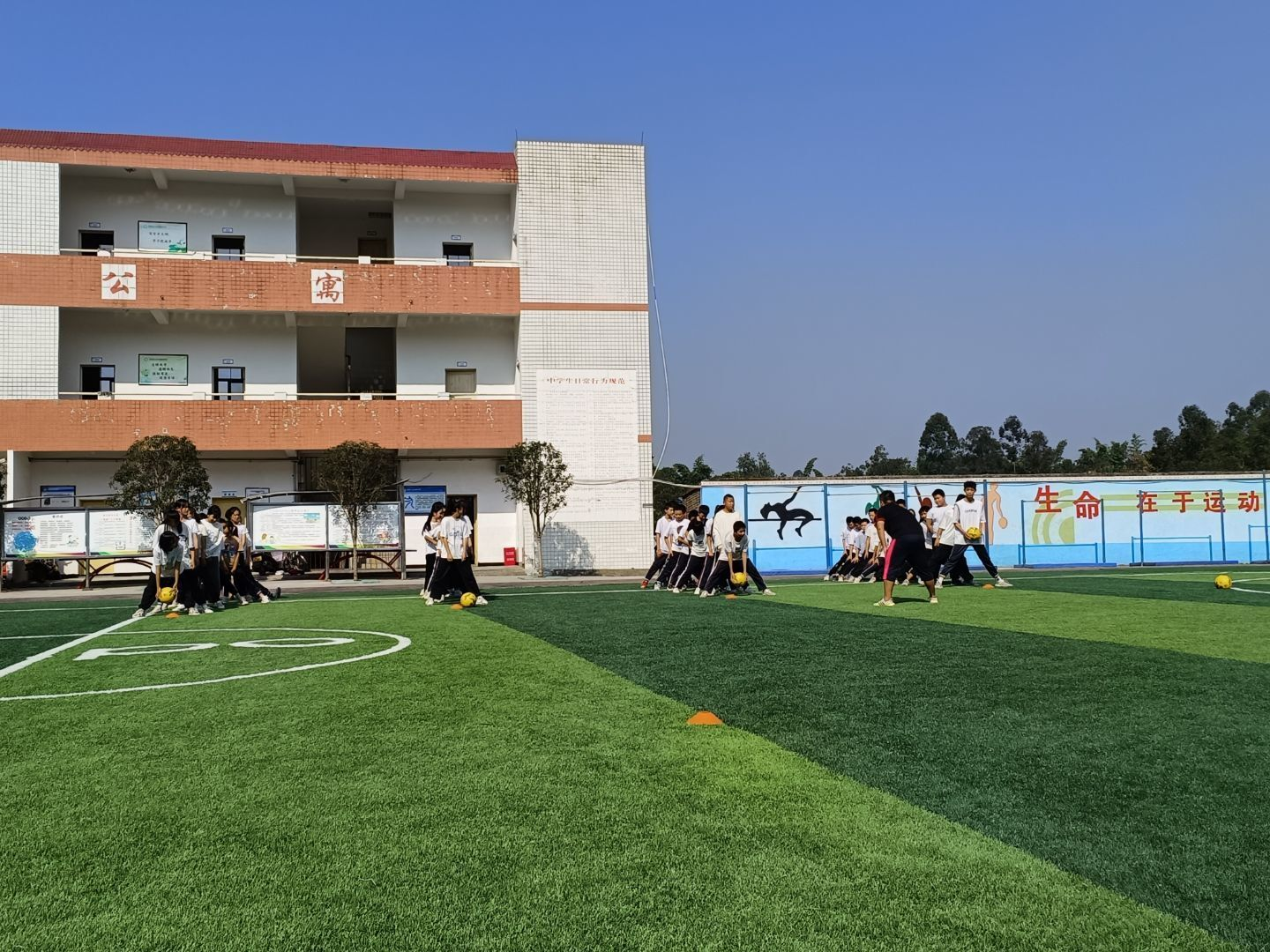 爱心捐赠乡镇教育 慈善助力体育发展 "壹基金"捐赠大安区回龙镇中心校