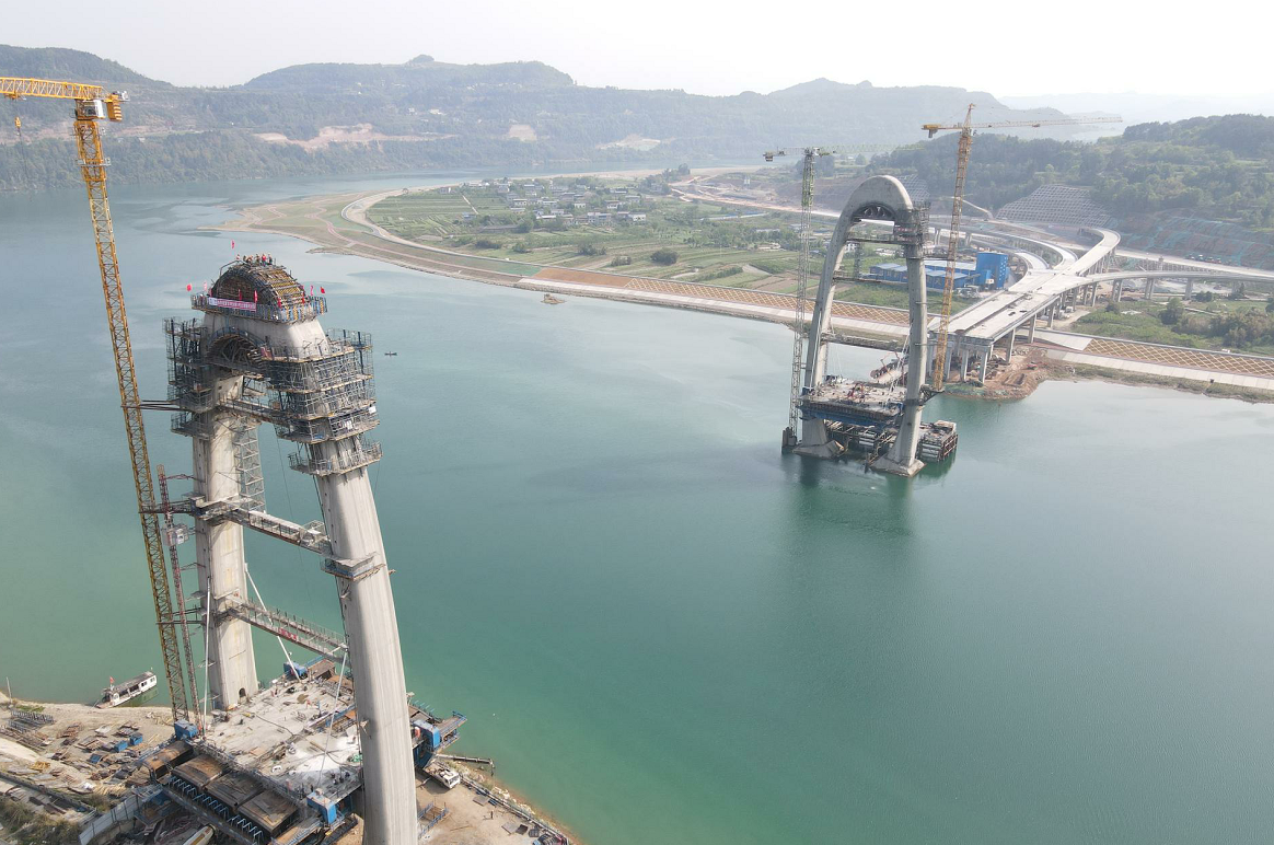 苍溪嘉陵江百利大桥2号墩索塔顺利封顶