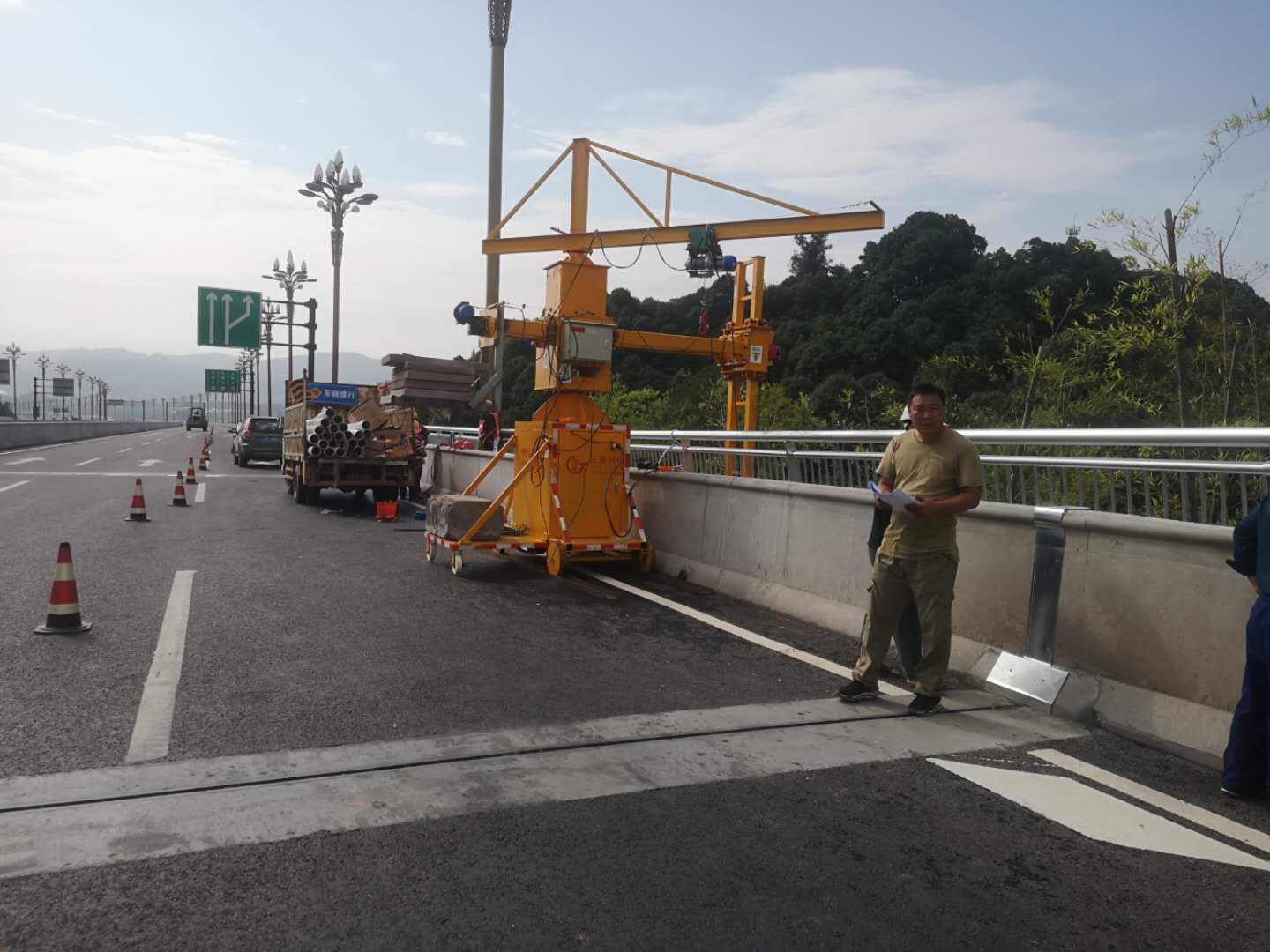 四川宜宾五粮液机场高速大桥梁泄水管安装