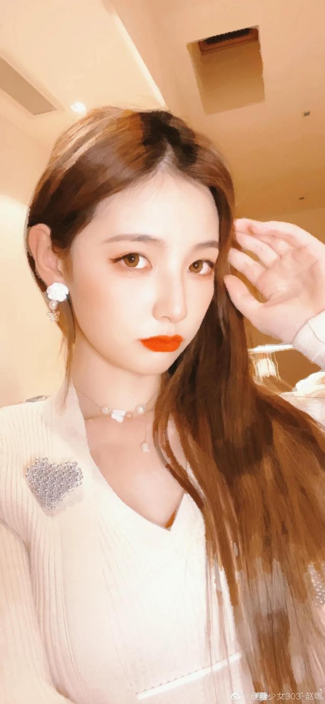 甜美自拍的硬糖少女赵粤