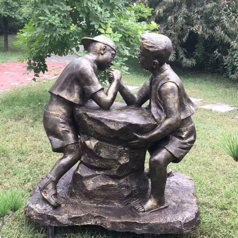 传承之美——掰手腕铜雕的艺术足迹