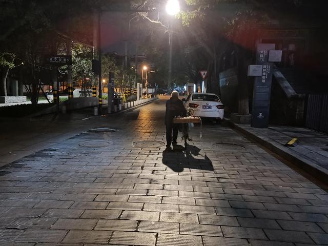夜晚街头 孤单图片