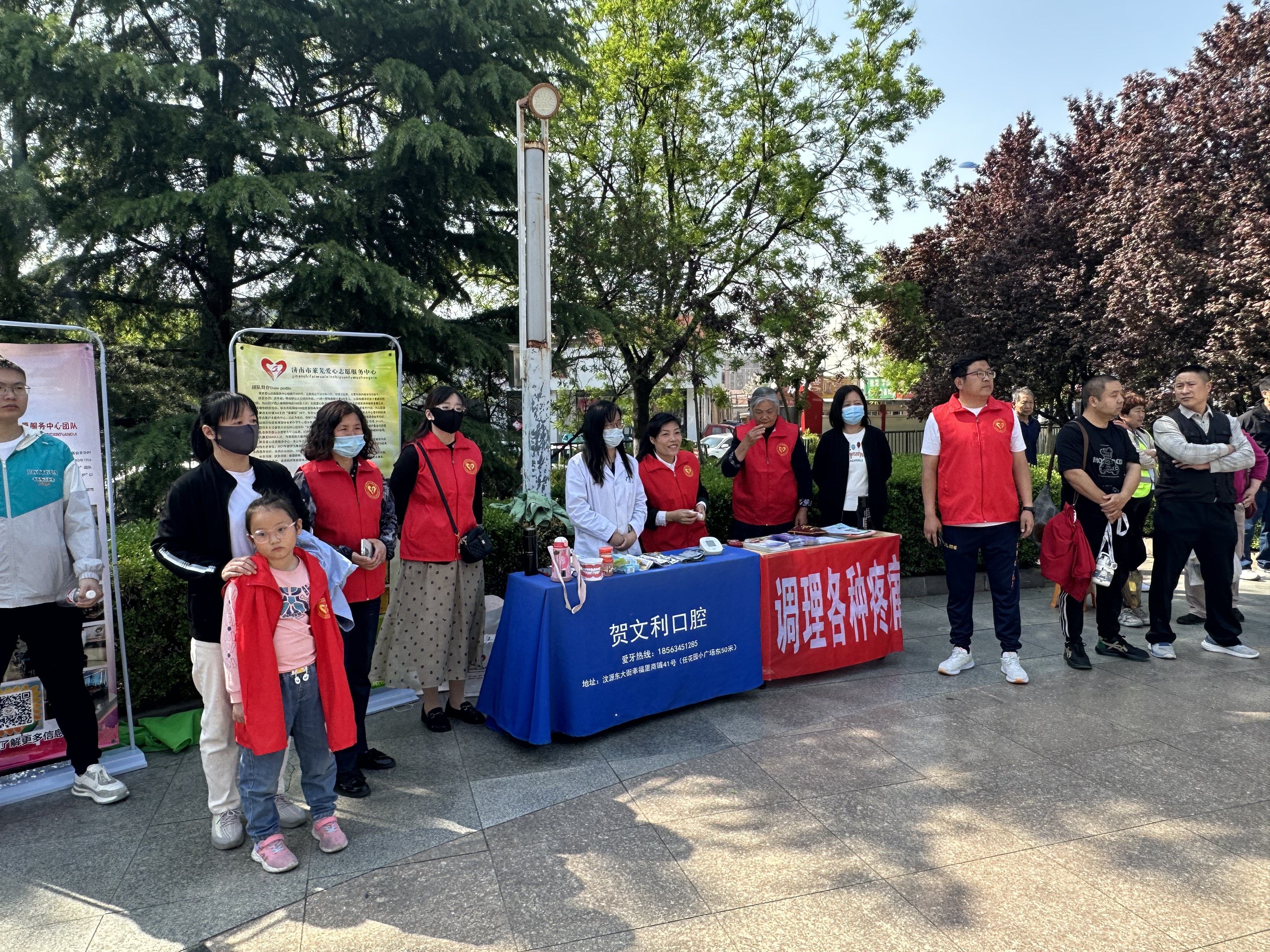   在向阳社区活动现场,民警和志愿者通过设立宣传咨询台,发放