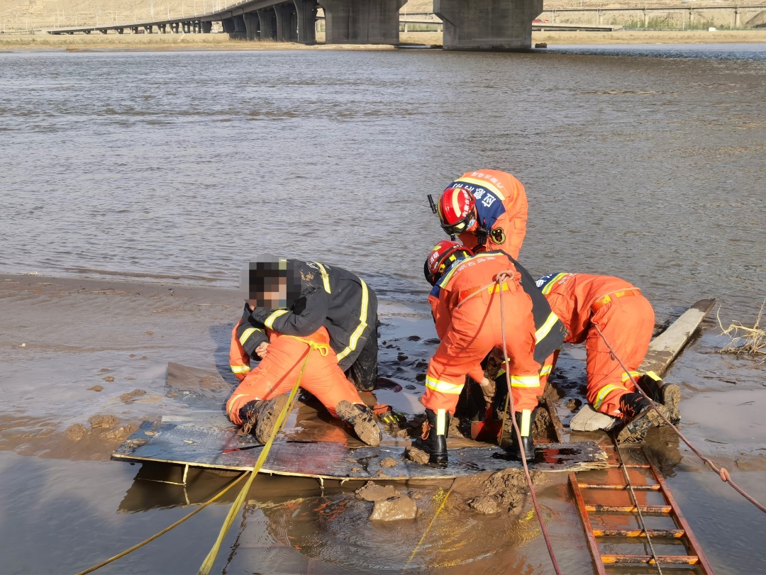 乌海两男子黄河捕鱼深陷泥潭