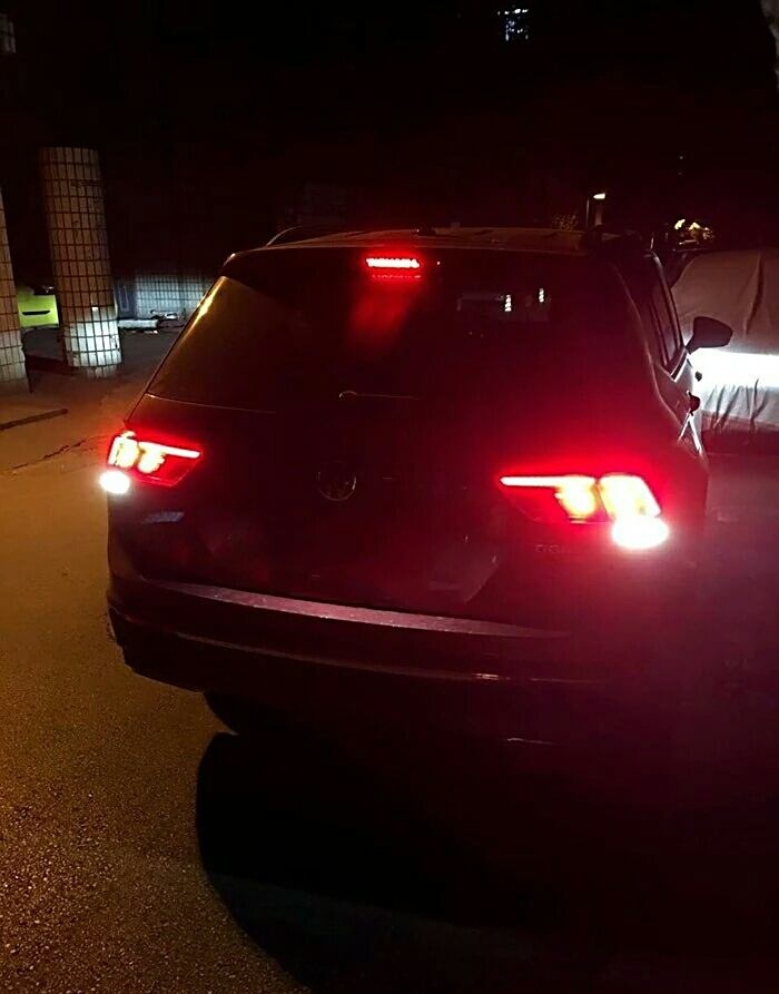 途观l倒车灯只有一边亮,正常吗?