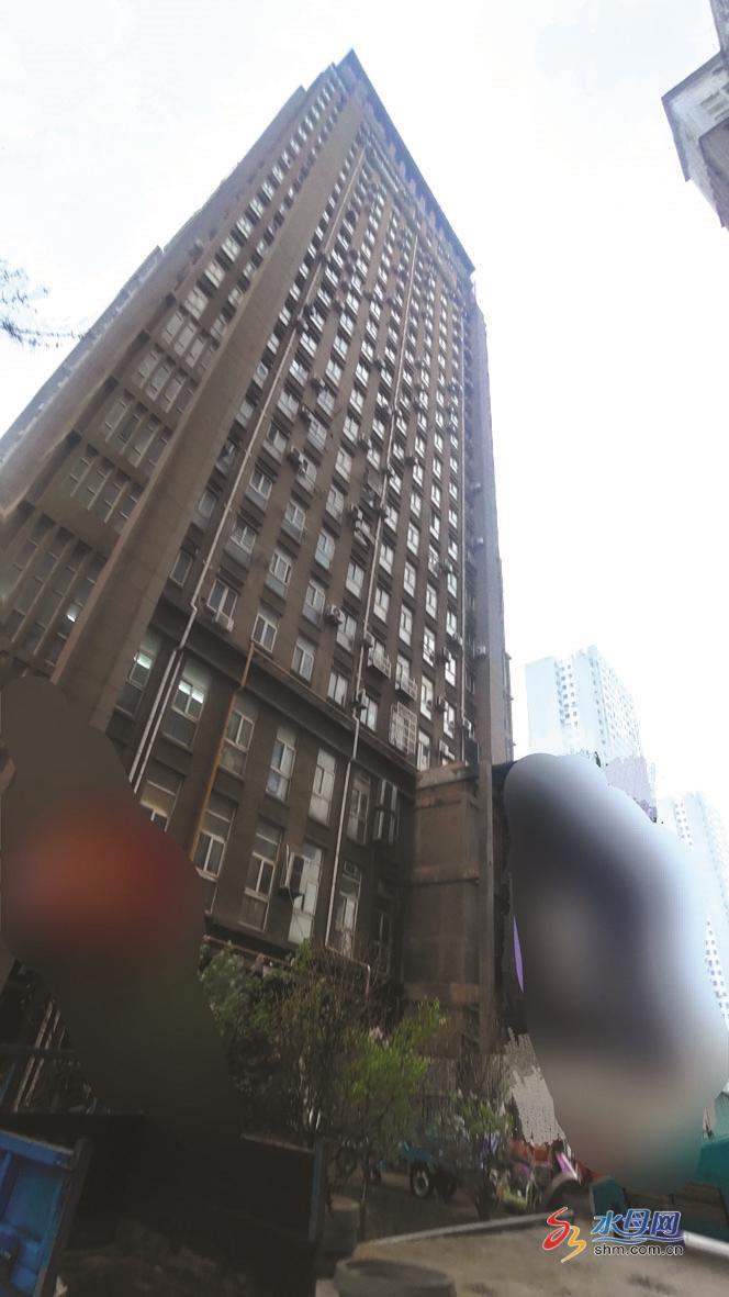 鼎城2008小区一部电梯坏了1年多 居民仅靠一部电梯出行