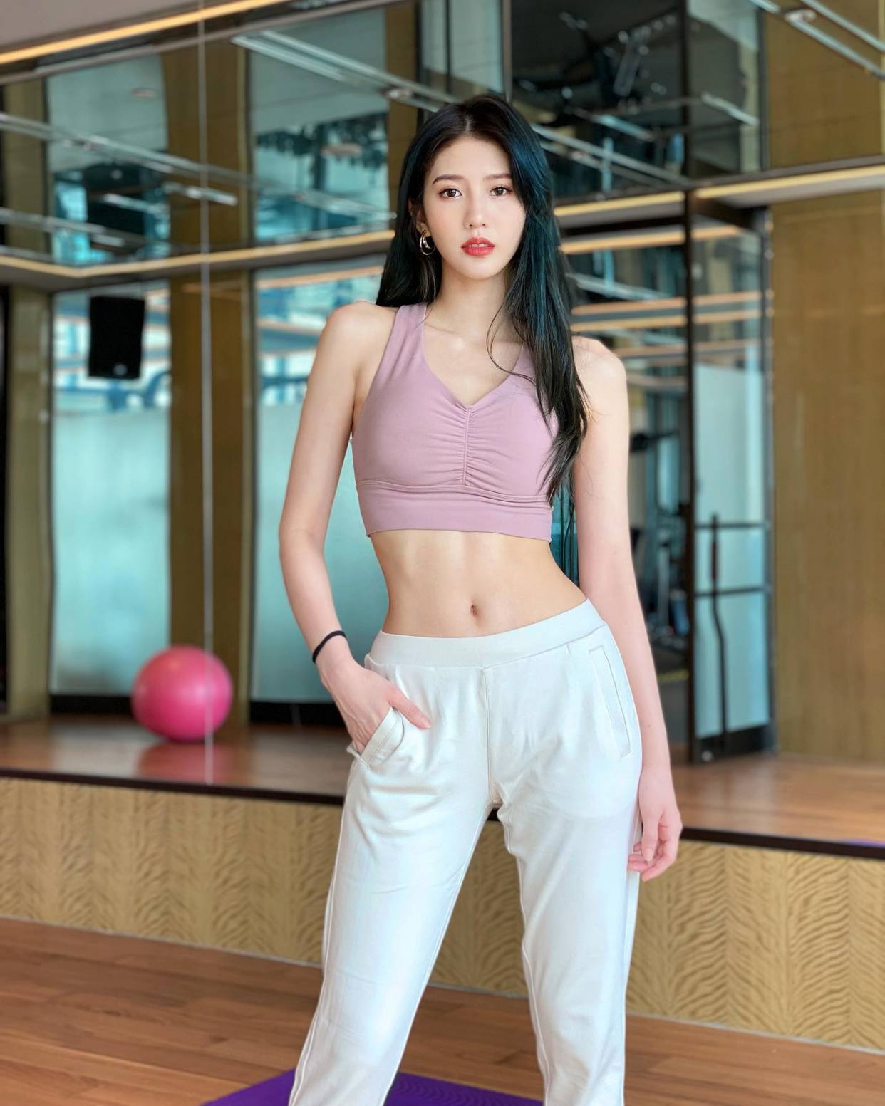 朱主爱晒健身成果照 网赞马甲线绝了