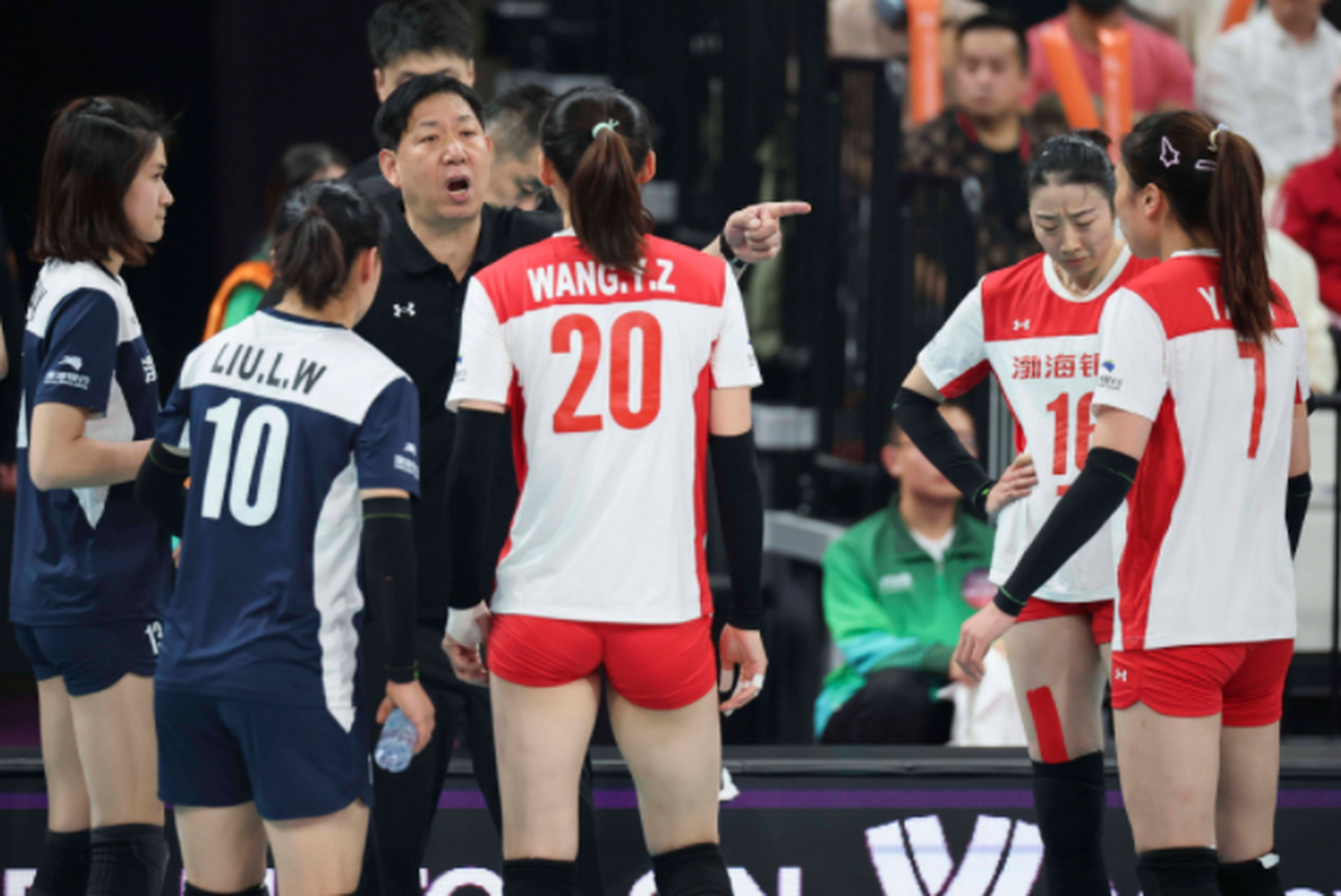 天津女排在世俱杯上对阵伊萨奇巴希,经过三局苦战,最终以17-25,23-25