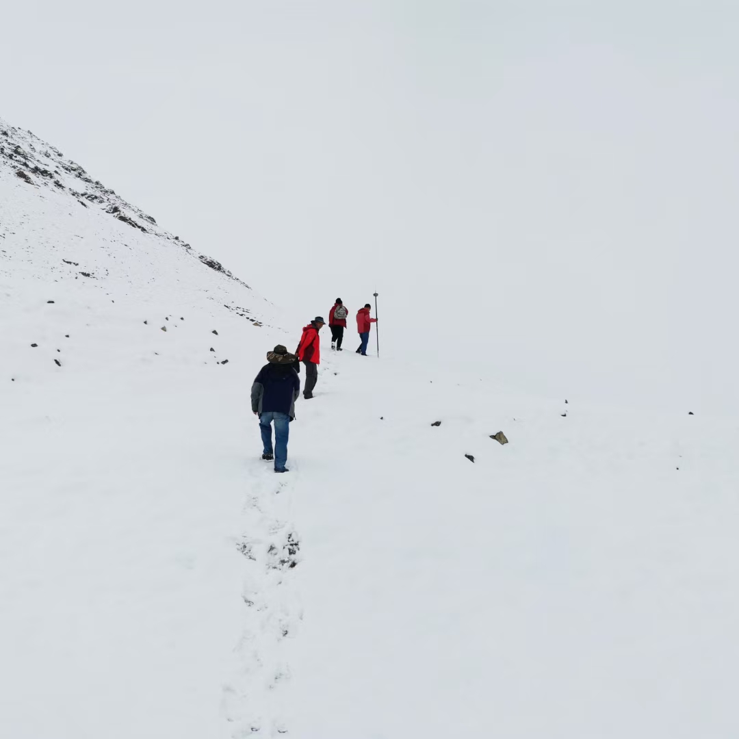 翻越5057米高山 踏过无人区 架起一条铁搭线路