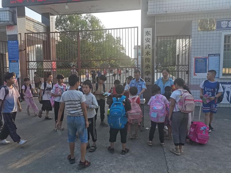 东安水岭乡:开展校园交通安全宣传活动