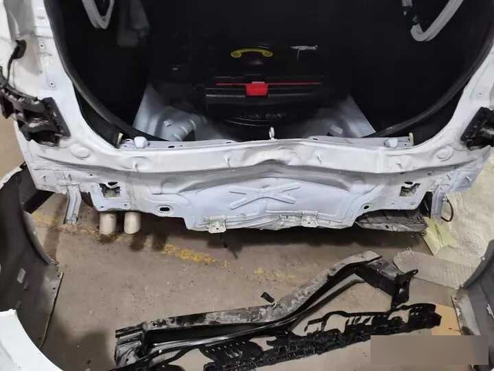 刚买三个月的车被追尾,4s店说后围板变形得切割更换?