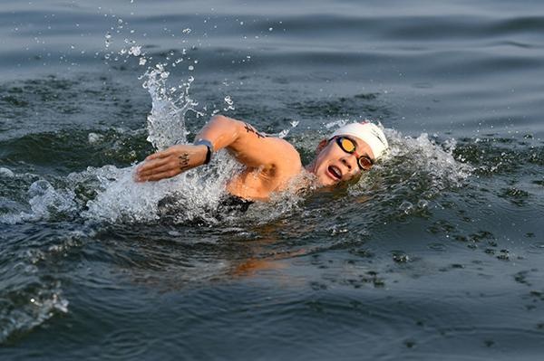 铁姑娘从大明湖游向世界舞台!父亲赞辛鑫“孩子挺好”