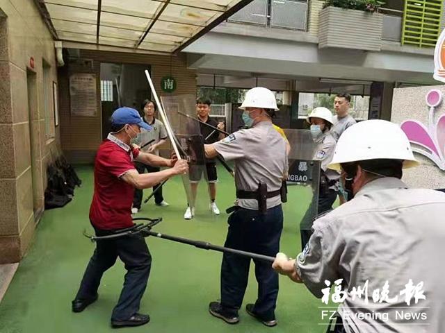 井大小学演练反恐防暴